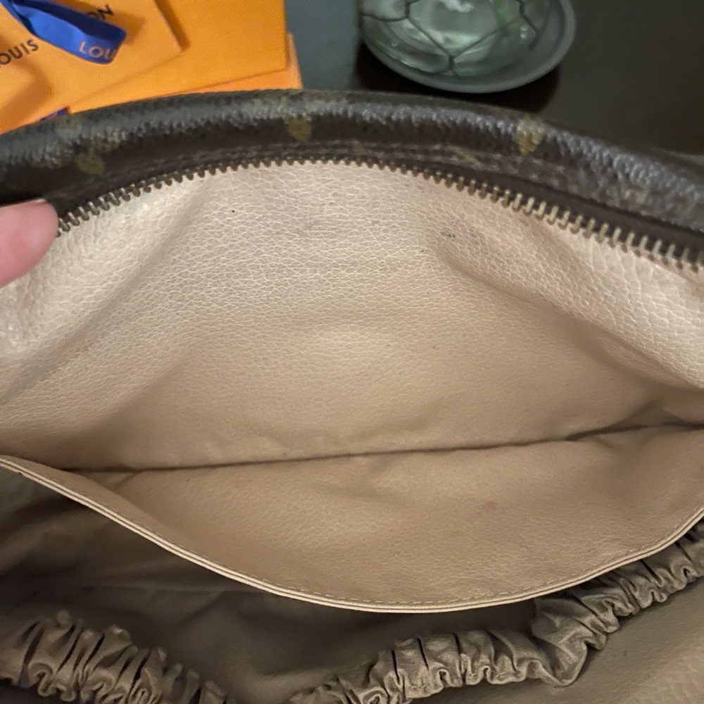 Louis Vuitton Brown Toiletry Bag with Monogram Pattern - Picture 4 of 9